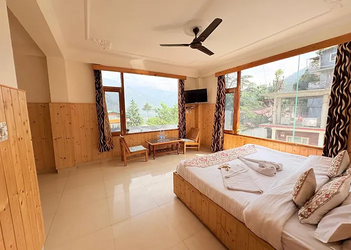 New Suraj Inn - Nestled Near Hidimba Temple ! Rooftop Cafe With Hampta View ! Private Parking