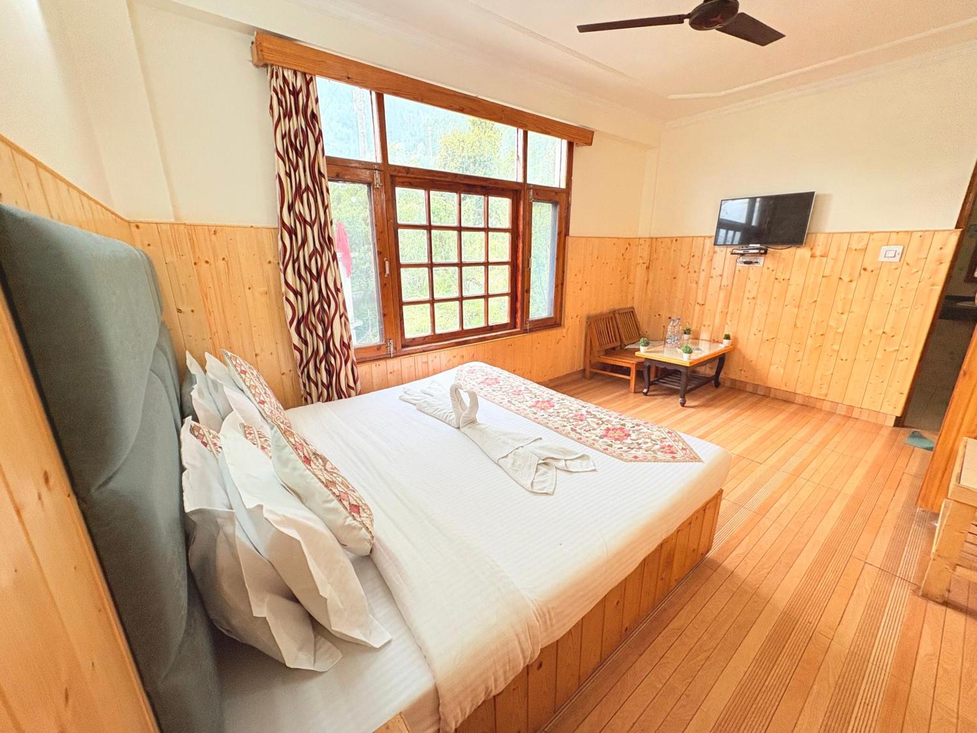 New Suraj - Nestled Near Hidimba Temple ! Rooftop Cafe With Hampta View ! Private Parking 2*